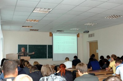 Д. ф.-м .н., проф. Ємець Олег Олексійович під час лекції
