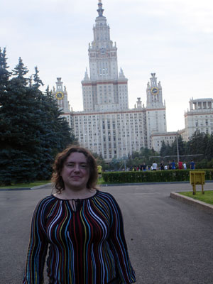 Александра Олеговна Емец на фоне Московского государственного университета им. М. В. Ломоносова