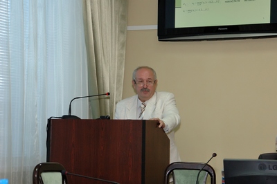 З доповіддю виступає завідувач кафедри математичного моделювання та соціальної інформатики Полтавського університету економіки і торгівлі, д. ф.-м. н., проф. Ємець Олег Олексійович