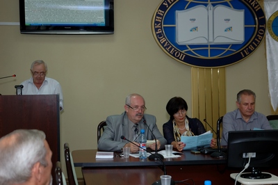 Виступає д. ф.-м. н., с.н.с., завідувач відділу економічної кібернетики Інституту кібернетики ім. В. М. Глушкова НАН України Донець Георгій Панасович. В президії (зліва направо): д. ф.-м. н., проф., завідувач кафедри математичного моделювання та соціальної інформатики ПУЕТ Ємець Олег Олексійович; к. е. н., проф., проректор з наукової роботи та міжнародних зв’язків ПУЕТ Карпенко Ольга Василівна; д. т. н., проф., завідувач відділу методів комбінаторної оптимізації та інтелектуальних інформаційних технологій Інституту кібернетики ім. В. М. Глушкова НАН України Гуляницький Леонід Федорович